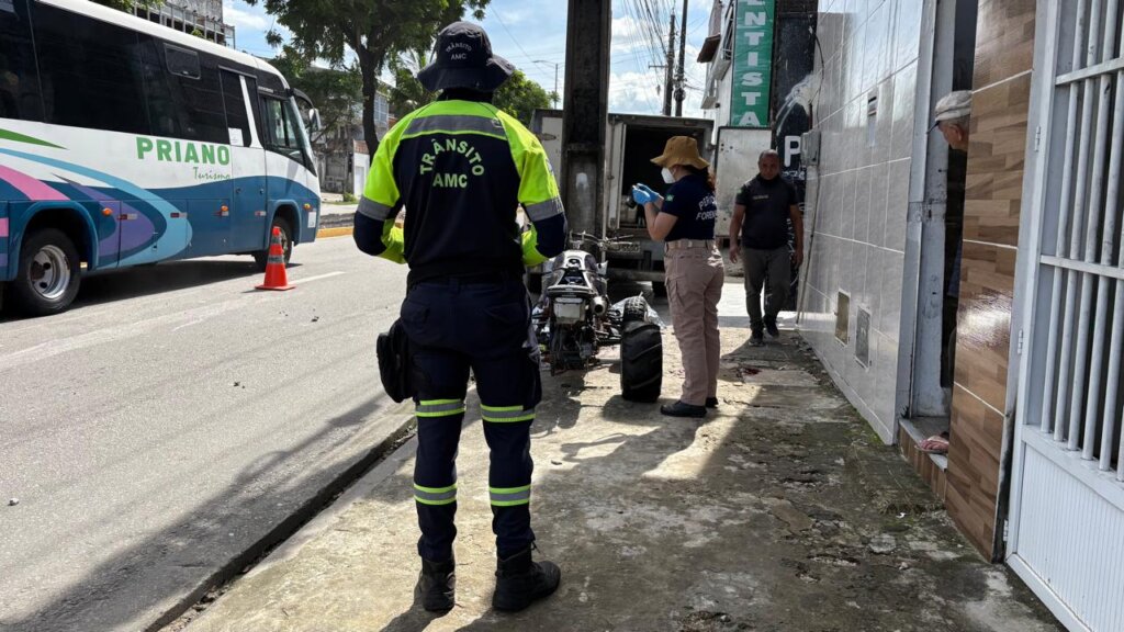 Mecânico morre após bater quadriciclo em poste na Avenida Leste-Oeste, no Pirambu