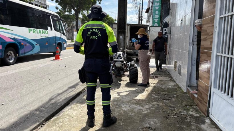 Mecânico morre após bater quadriciclo em poste na Avenida Leste-Oeste, no Pirambu