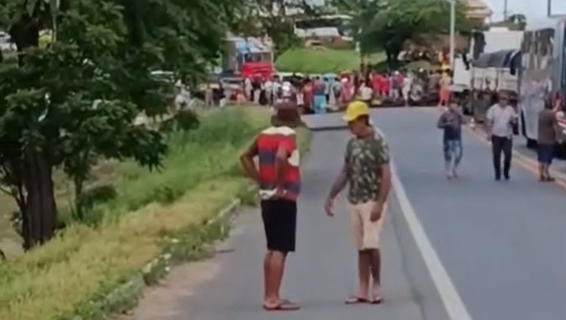 Moradores de Campos Belos interditam BR-020 cobrando segurança na rodovia