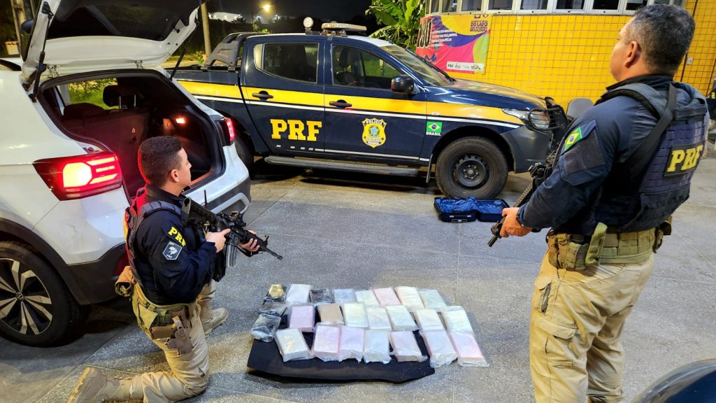 PRF encontra 25 kg de cocaína em fundo falso de carro na BR-116, em Itaitinga