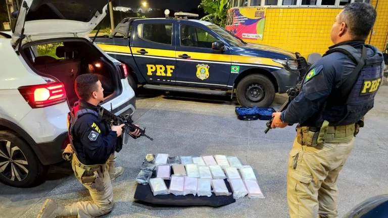 PRF encontra 25 kg de cocaína em fundo falso de carro na BR-116, em Itaitinga