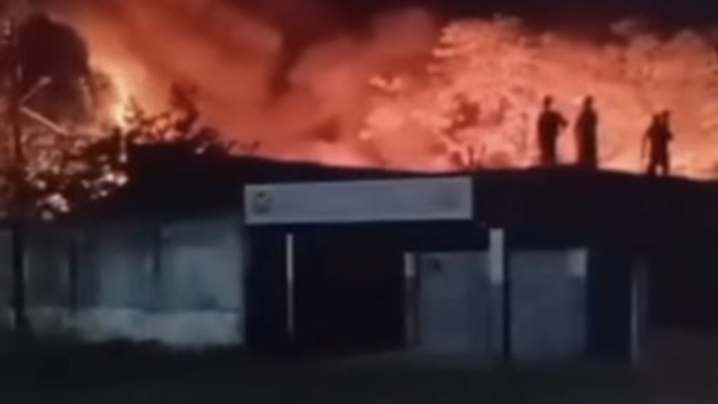 Incêndio de grandes proporções atinge depósito de veículos do Detran-CE em Maranguape 