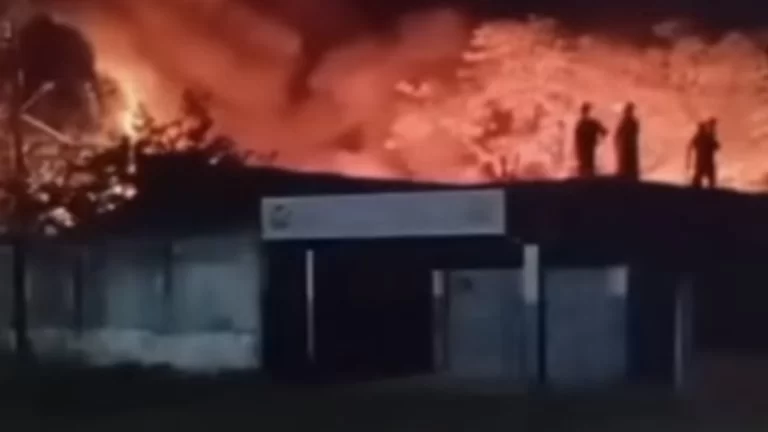 Incêndio de grandes proporções atinge depósito de veículos do Detran-CE em Maranguape 