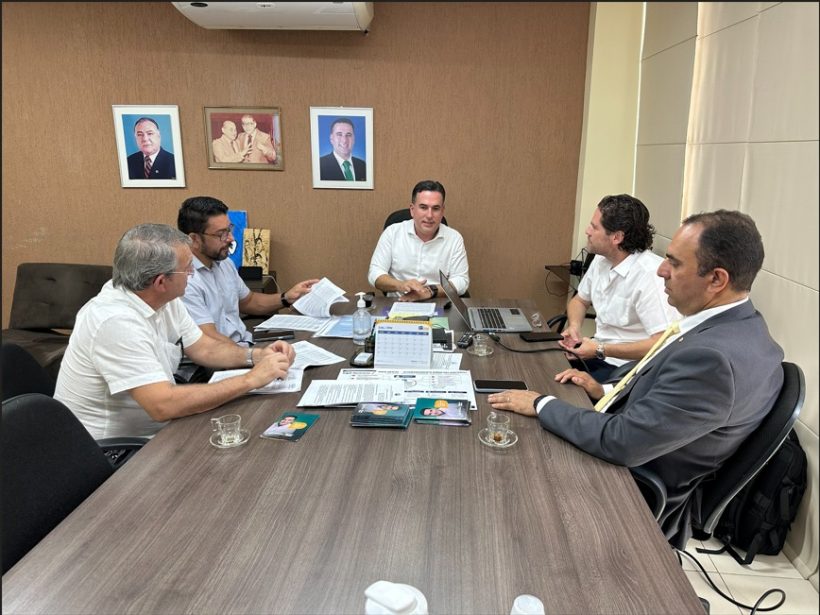 Raphael Pessoa recebe vice-prefeito de Aquiraz em agenda sobre regularização de imóveis