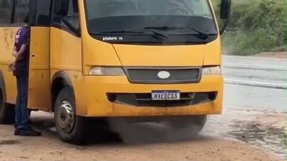 Ônibus apresenta falha durante viagem e atletas de vôlei de Pentecoste acusam o descaso