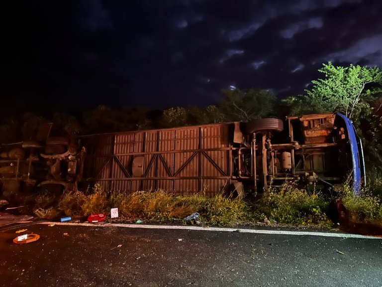 Ônibus com atletas de basquete tomba em Tauá e deixa mortos e dezenas de feridos