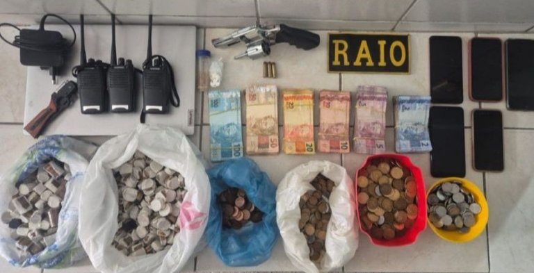 Cerco policial no Canindezinho termina com três presos e apreensão de R$ 8 mil