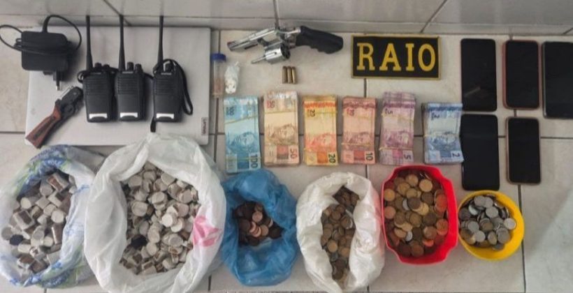Cerco policial no Canindezinho termina com três presos e apreensão de R$ 8 mil