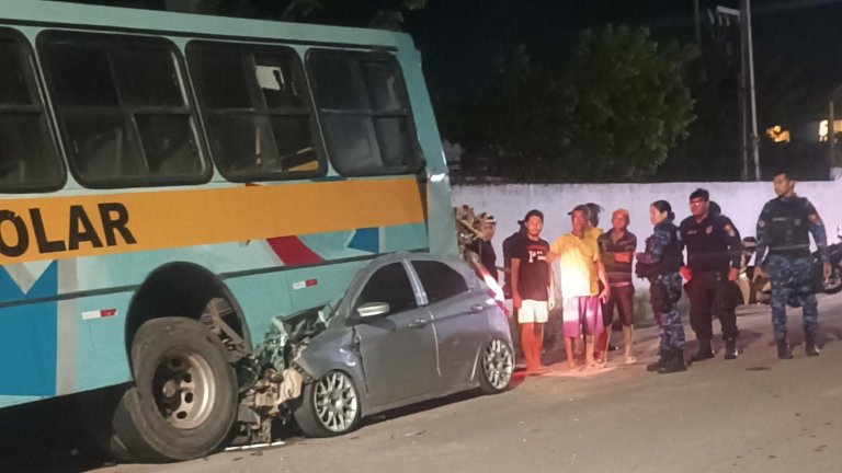Jovem fica gravemente ferido após colisão entre carro e ônibus em Aracati