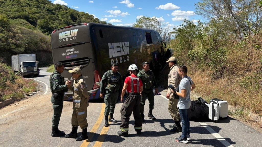 Ônibus da banda de Kelvy Pablo sofre acidente em serra no interior do Ceará