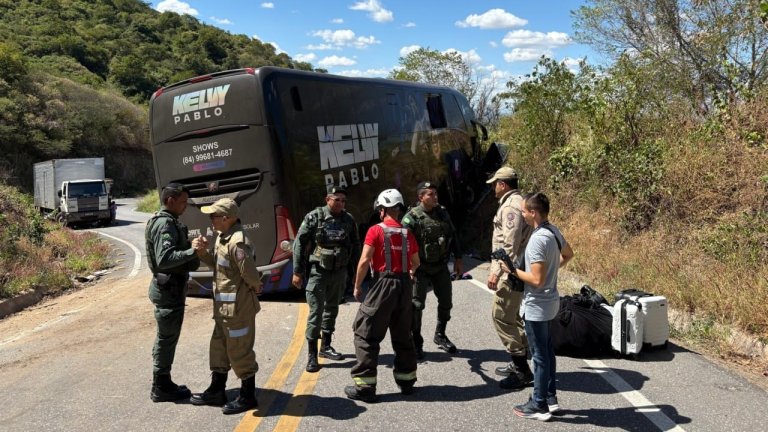 Ônibus da banda de Kelvy Pablo sofre acidente em serra no interior do Ceará