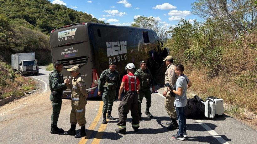 Ônibus da banda de Kelvy Pablo sofre acidente em serra no interior do Ceará