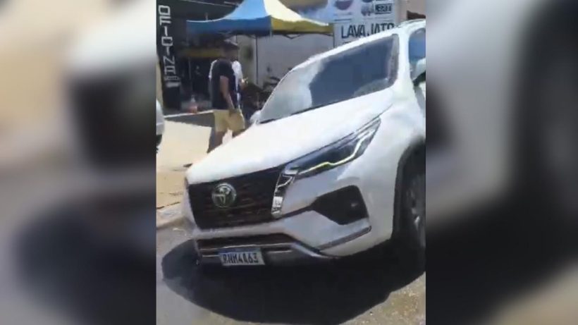 Carro do prefeito de Canindé fica preso em buraco em rua esburacada do município
