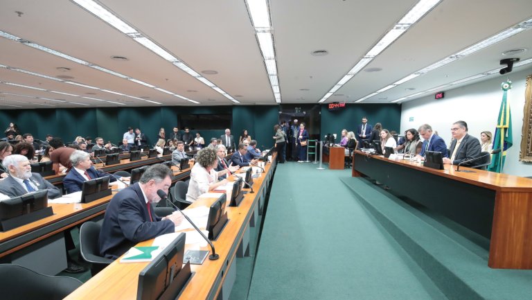 CCJ da Câmara dos Deputados aprova redução da maioridade penal para 16 anos