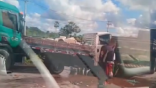 Engavetamento com sete veículos deixa dois feridos na CE-010, em Maracanaú