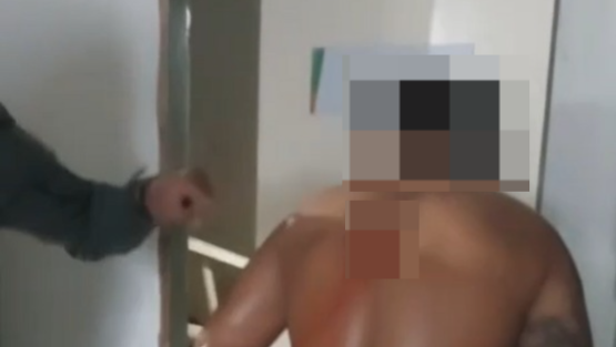 Homem com tornozeleira eletrônica invade delegacia e é detido em Caucaia