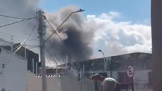 Incêndio de grandes proporções atinge comércio próximo ao Mercado Público de Sobral