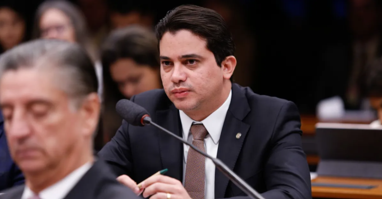 Jr. Mano inclui apoio a Luizianne em propaganda após “esquecer” candidata
