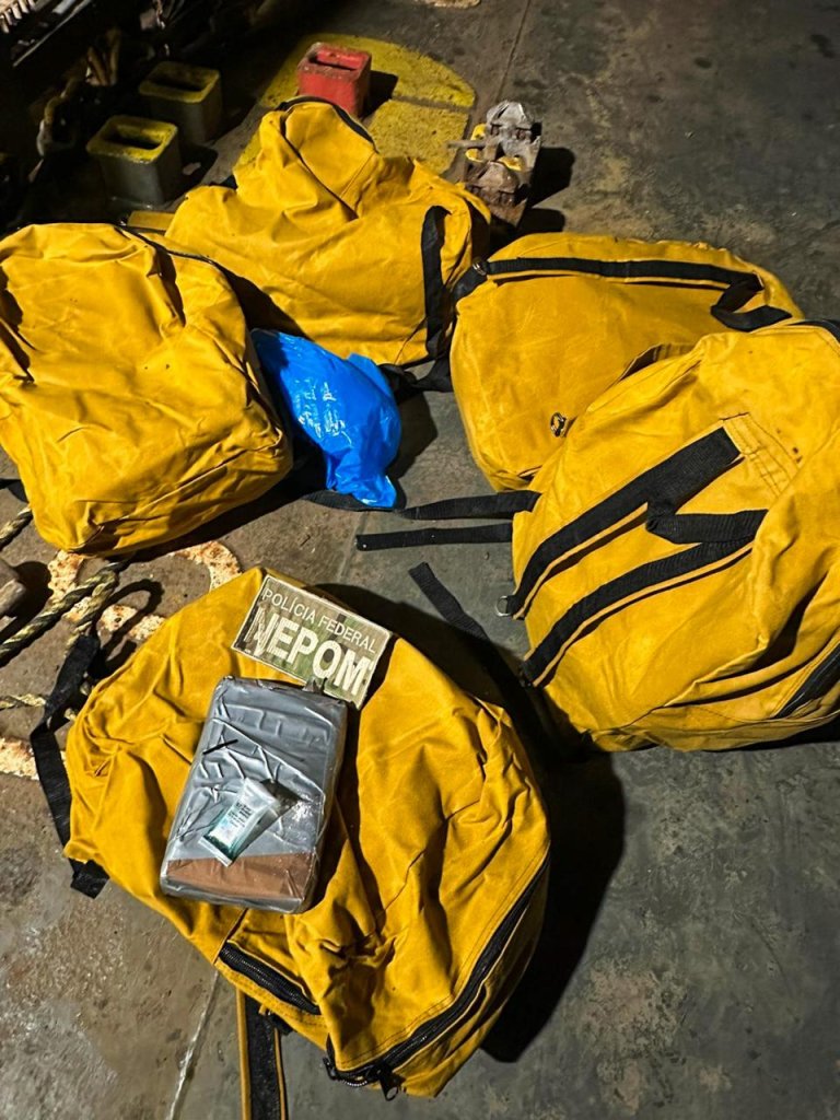 PF apreende 80 kg de cocaína em navio no litoral do Ceará