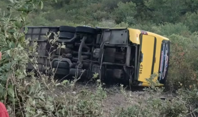 Ônibus com romeiros tomba em Canindé e deixa dois mortos e vários feridos