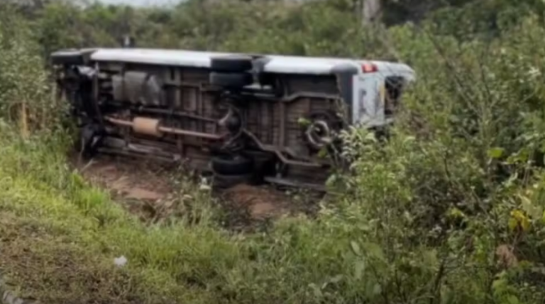 Acidente entre carro e van com cerca de 20 passageiros deixa feridos em Viçosa do Ceará