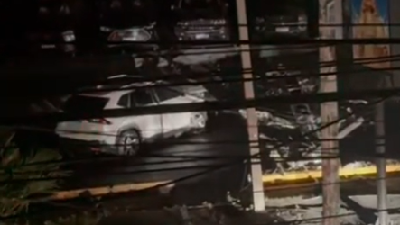 Motorista perde controle, bate em poste e arrasta veículos na Avenida Rogaciano Leite