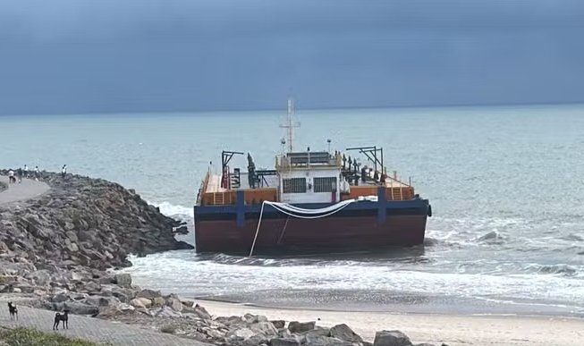 Navio colide com espigão na Praia do Icaraí, em Caucaia, e fica encalhado