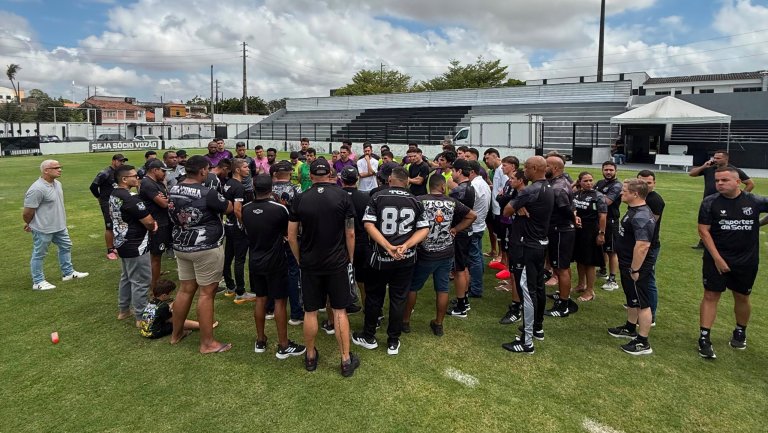 Torcida organizada se reúne com elenco do Ceará e cobra mais comprometimento