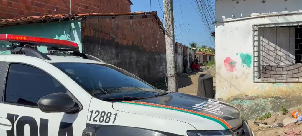 Homem é morto a tiros na casa da mãe no bairro Parque Soledade, em Caucaia