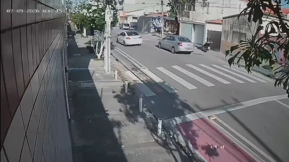 Motociclista morre após bater em portão de residência na Cidade 2000, em Fortaleza
