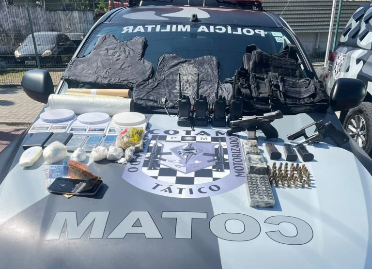 Homem é preso com armas, drogas e material tático, em Fortaleza