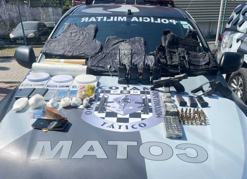 Homem é preso com armas, drogas e material tático, em Fortaleza