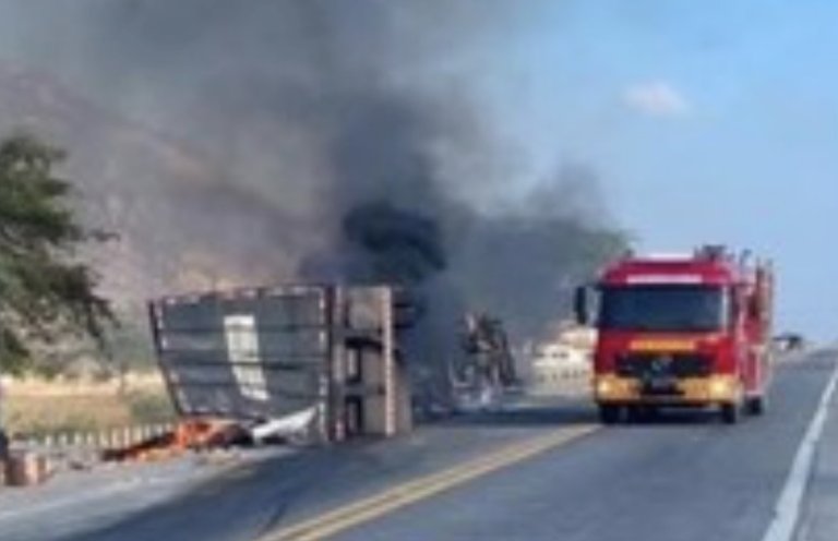 Motorista morre após caminhão tombar e pegar fogo na BR-222, em Irauçuba