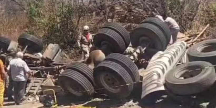 Três homens morrem após caminhão carregado de telhas tombar na CE-265, em Catunda