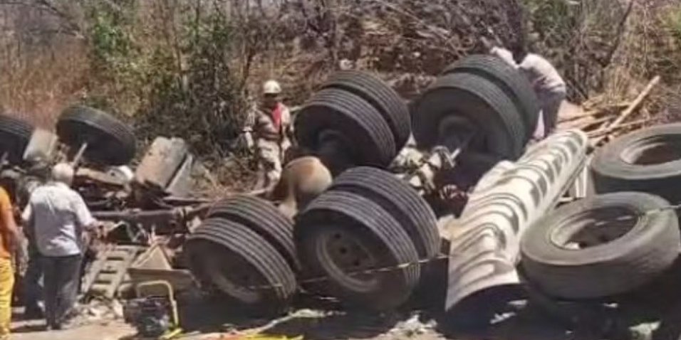 Três homens morrem após caminhão carregado de telhas tombar na CE-265, em Catunda