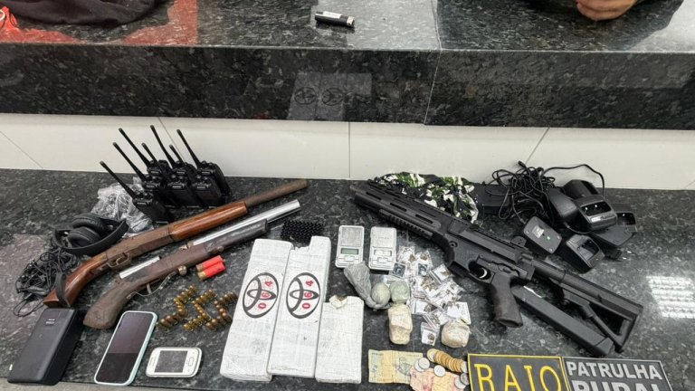 Adolescente é apreendido com armas, rádios e mais de 2 kg de drogas