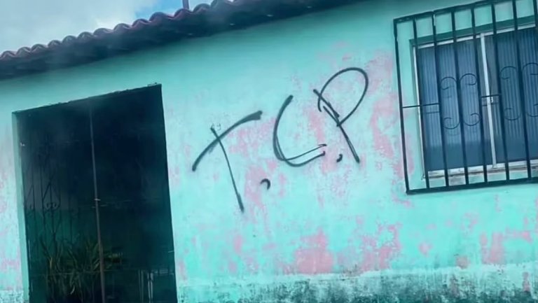 Pichações atribuídas ao TCP assustam moradores de distrito de Sobral