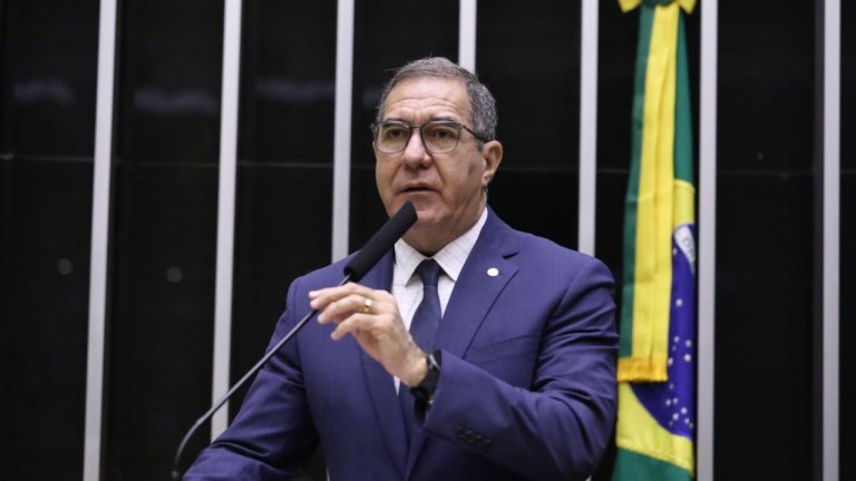Gastão protocola projeto para dar segurança jurídica às barracas da Praia do Futuro