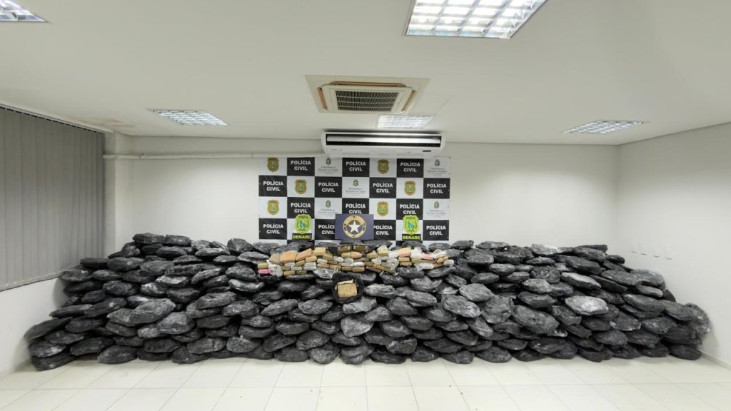 PCCE e Receita Federal apreendem 700 kg de drogas e prendem três suspeitos em Fortaleza