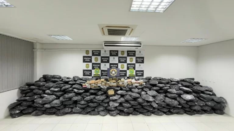 PCCE e Receita Federal apreendem 700 kg de drogas e prendem três suspeitos em Fortaleza