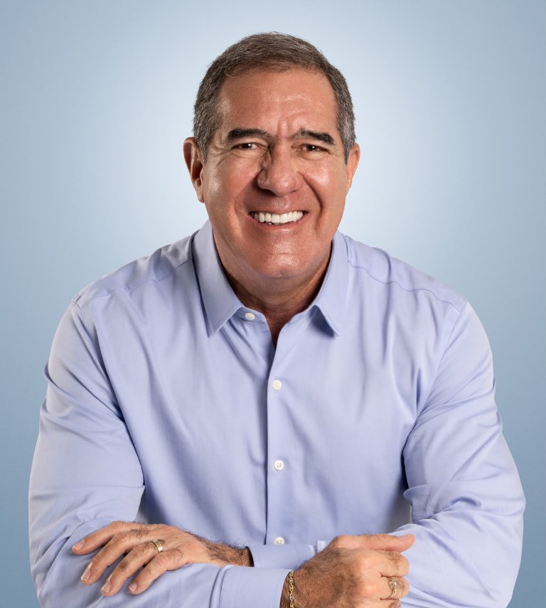 Luiz Gastão abre campanha com missa, adesivaço e mobilização na Praia do Futuro