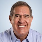 Luiz Gastão abre campanha com missa, adesivaço e mobilização na Praia do Futuro