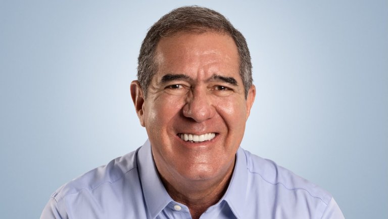 Luiz Gastão abre campanha com missa, adesivaço e mobilização na Praia do Futuro