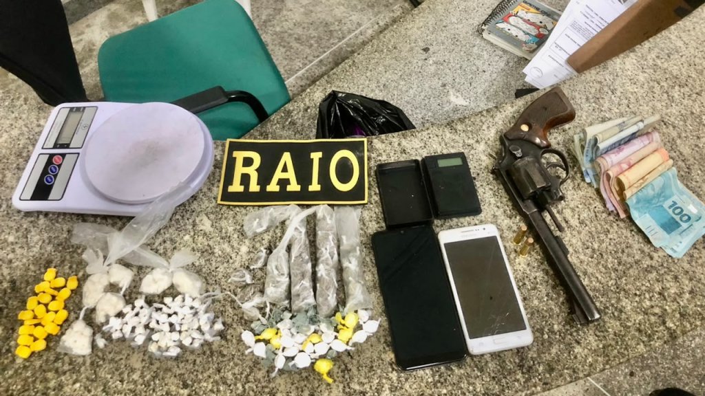 Homem é preso com drogas, arma e dinheiro no Bom Sucesso, em Fortaleza