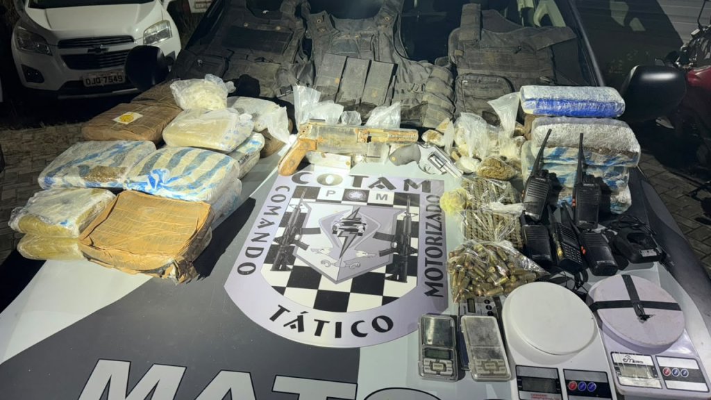 PM apreende armas, drogas e coletes balísticos enterrados em quintal no Carlito Pamplona
