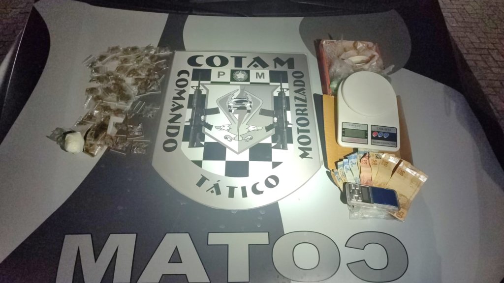 Suspeito foge de abordagem e abandona drogas, dinheiro e balanças de precisão em Fortaleza