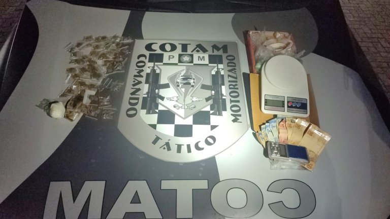 Suspeito foge de abordagem e abandona drogas, dinheiro e balanças de precisão em Fortaleza