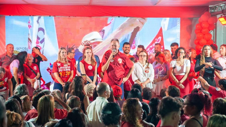 Acrísio Sena oficializa candidatura em evento na sede do PT em Fortaleza
