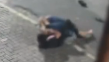 Homem reage a assalto e imobiliza suspeito com mata-leão no Centro de Fortaleza