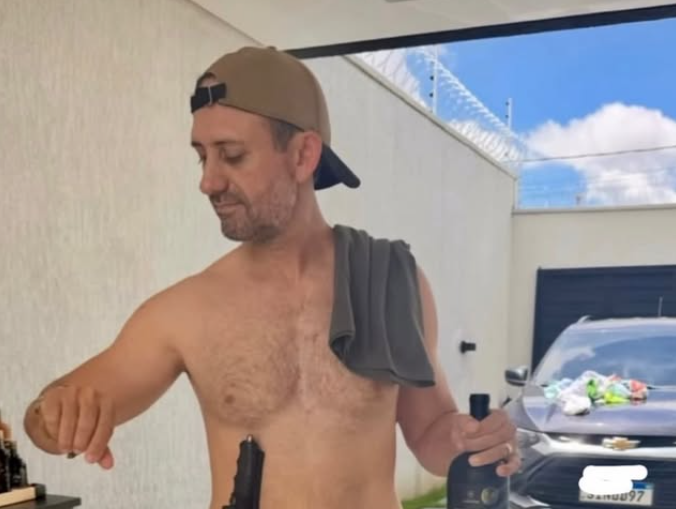 Vereador de Juazeiro aparece armado e faz ataques misóginos na internet